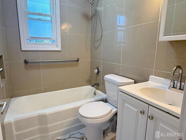 Building Photo - 19 Lahiere Ave