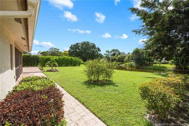 Building Photo - 2385 SW Creekside Dr