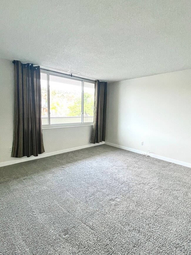 Building Photo - 521 E 5th Ave