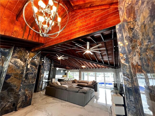 Building Photo - 720 NE 28th Ave