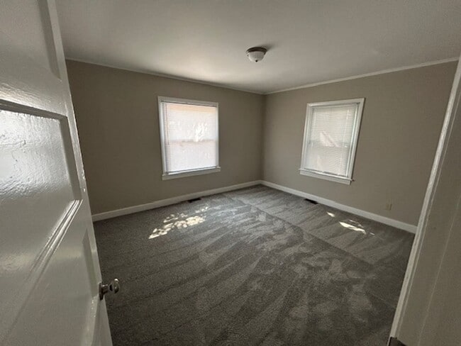 Building Photo - 3 Bedroom House near Carlie C's - Vouchers...