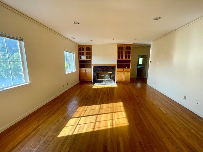 Building Photo - Spacious 3 Bedroom House