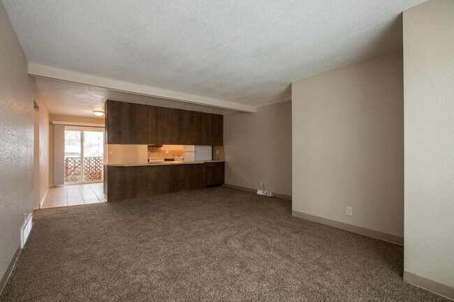 Building Photo - Students Welcome! Great Location!