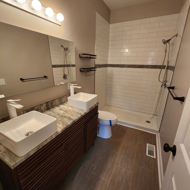 Building Photo - Beautiful End unit Townhome for rent