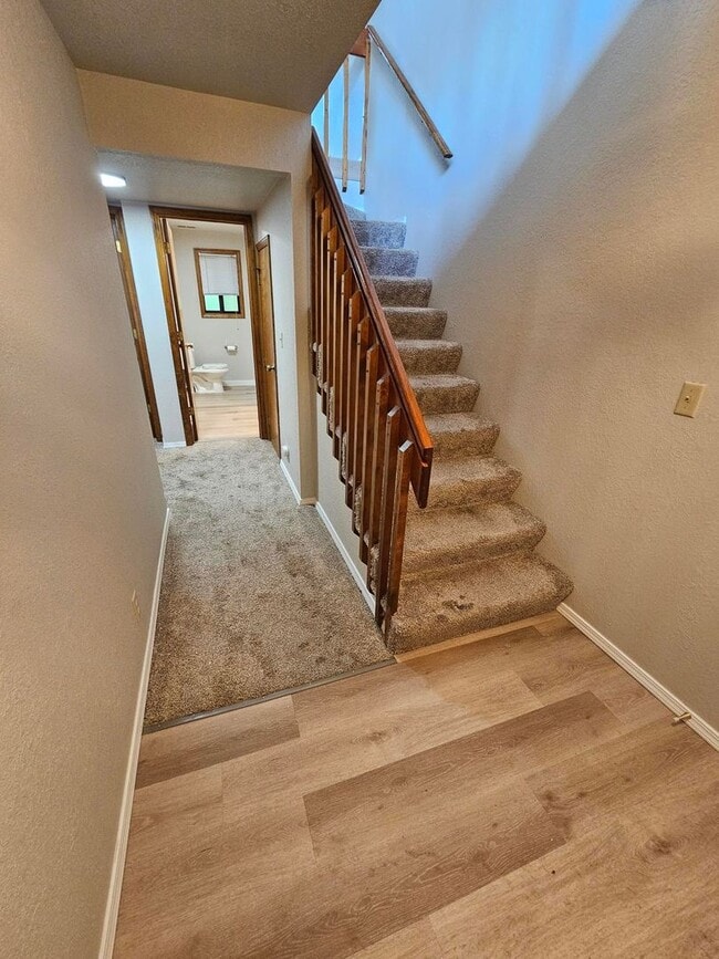Building Photo - 2 bedroom 1.5 bath. Downtown Townhome Clos...