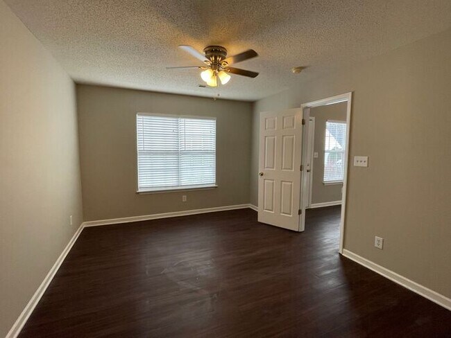 Building Photo - NW Townhome off of New Garden, Updated, Wo...