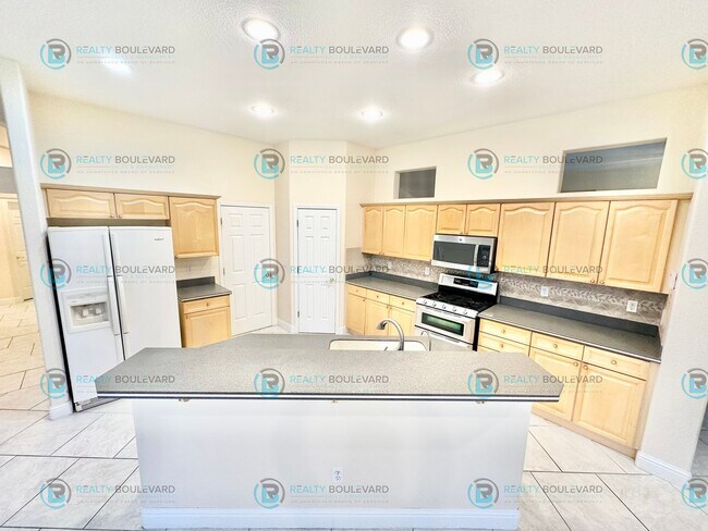 Building Photo - Beautiful 3 Bedroom, 2Bath, 3 Car Garage home in South Reno With Large Back Yard and Hot Tub!