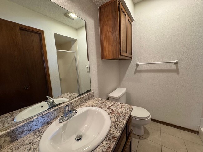 Building Photo - 3 bedroom 2 full bathroom Duplex home in B...