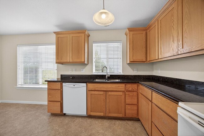 Building Photo - Spacious 2 Bedroom, 2 bath 2nd Floor Apartment