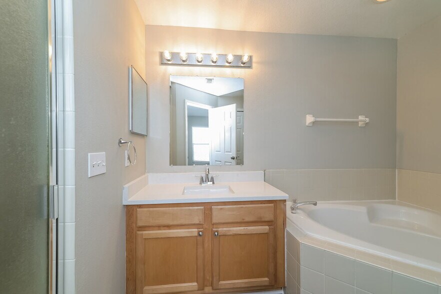 Building Photo - 1140 Chesterfield Ct