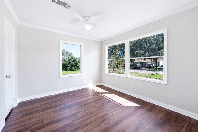 Building Photo - 2214 11th Ave N