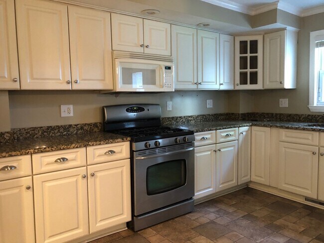 Building Photo - 27 Pleasant St