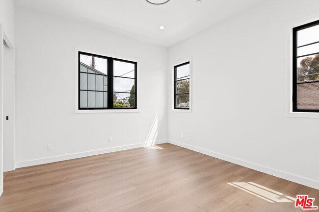Building Photo - 930 Lincoln Blvd