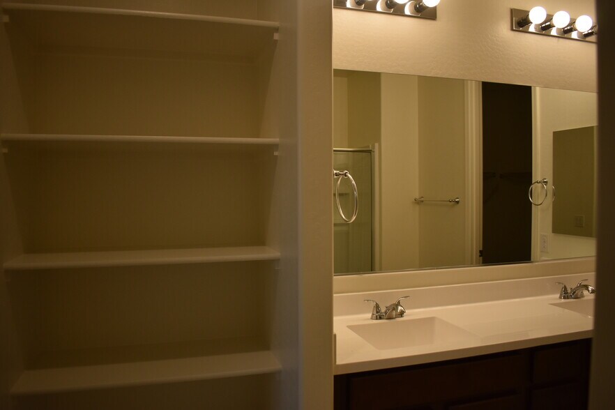 Master Bathroom - 260 E Hawaii Dr