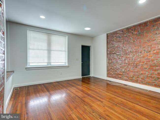 Building Photo - 2316 E Cambria St