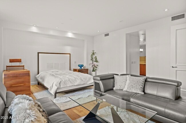 Building Photo - 2402 E Esplanade Ln