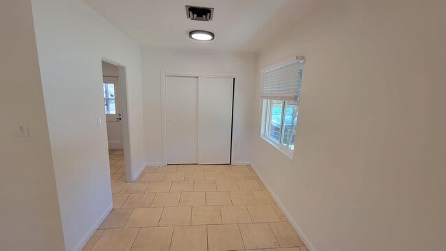 Building Photo - 2141 E Osborn Rd