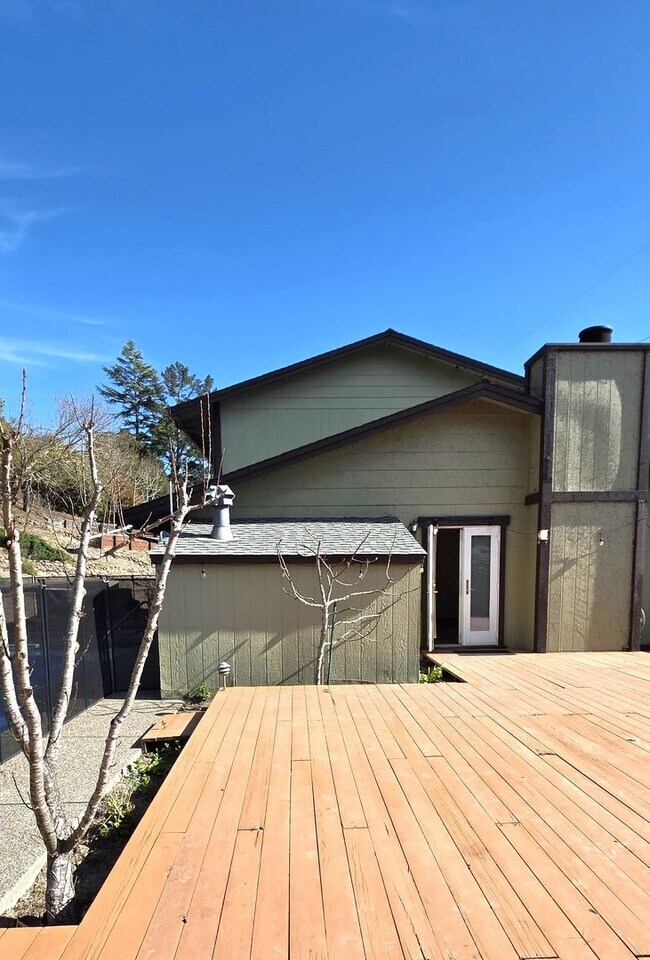 Building Photo - Fabulous Moraga 4bd+den/3ba Property with Stunning Views & Pool/Spa