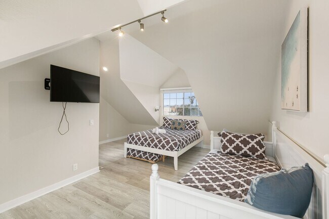 Building Photo - Spacious 3 BD/3 BA Furnished Home Near Mission Beach 9-Month Lease