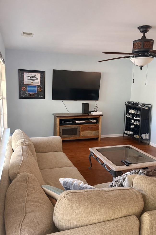 Building Photo - Three Bedroom Townhome Available!