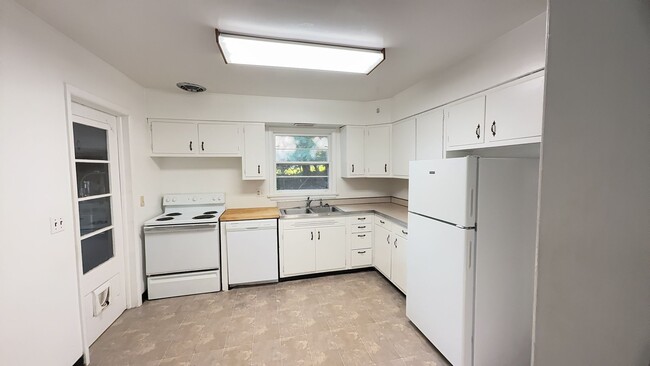 Building Photo - 4 Bedroom Home Avail August 2026!  Monthly...