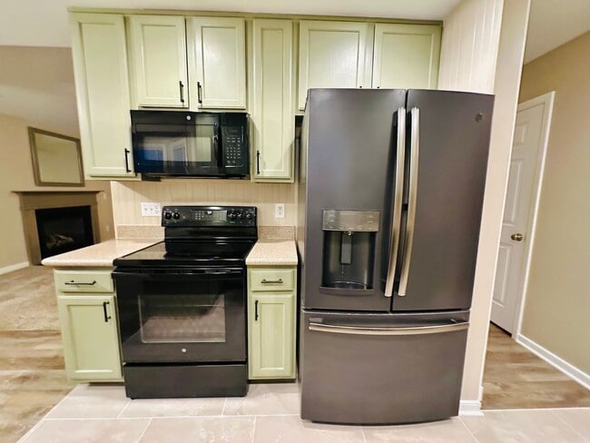 Building Photo - Spacious 3BD/2BA Home in Oak Park | Screened Porch | Large Backyard | 2-Car Garage