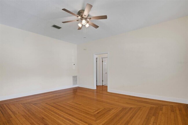 Building Photo - 934 Vistabula St