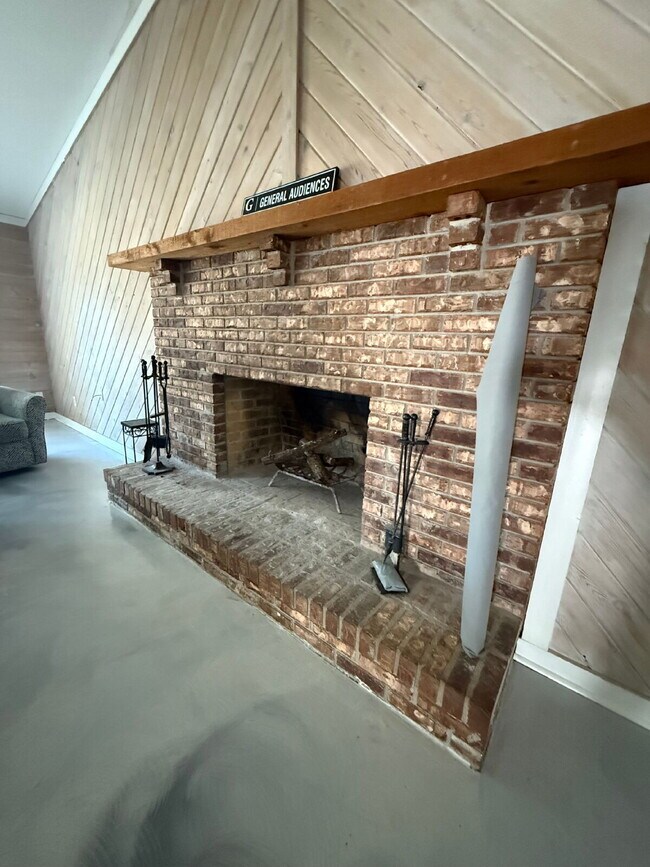 Building Photo - HUGE UPGRADED 3/2!