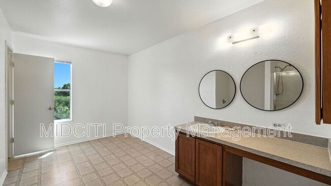 Building Photo - 209 Hinge Loop