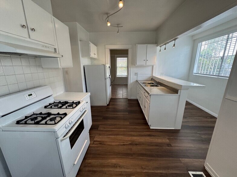 Building Photo - 1124 W 37th Pl