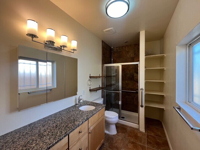 Building Photo - 3 Bedroom 2 Bathroom Charmer In Nob Hill!