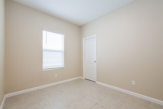 Building Photo - You're in luck! The next 6 homes leased will receive a one-time $ 1,000 discount.*