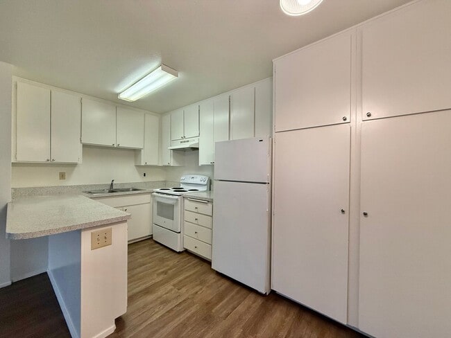 Building Photo - Spacious 2 Bedroom Condo Near Mission Valley!