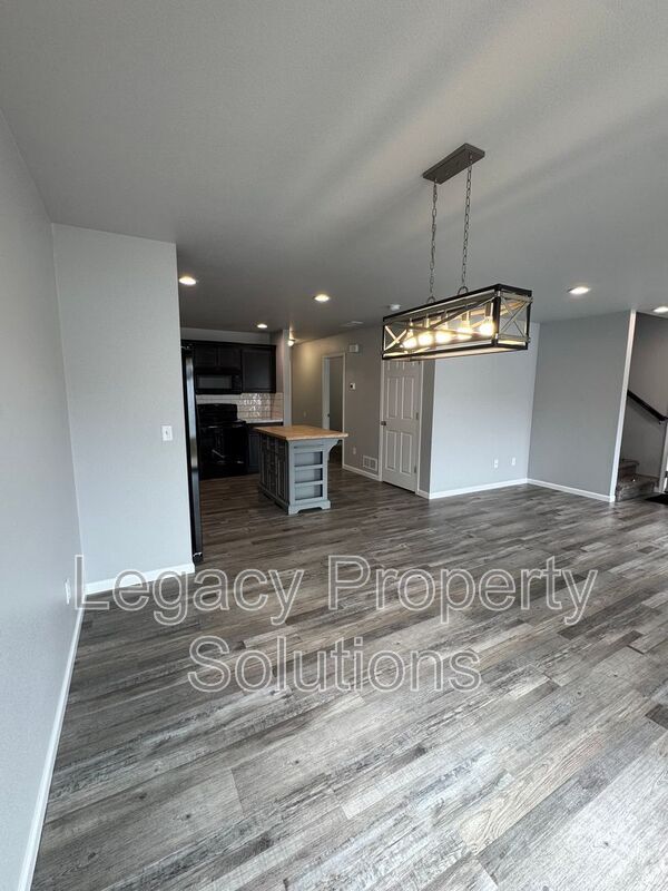 Building Photo - 719 Hillcrest Dr SE