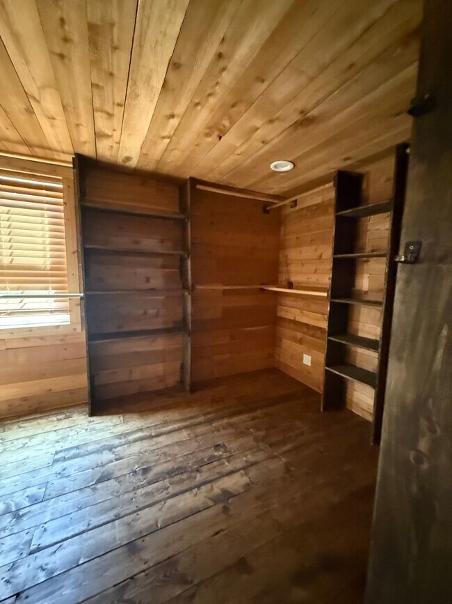 Building Photo - Beautiful 2 bedroom, 2.5 bath POOL home!!!!