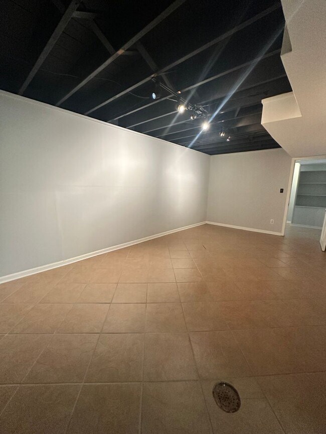 Building Photo - Charming Walk-Out Ranch in Sought-After Ba...