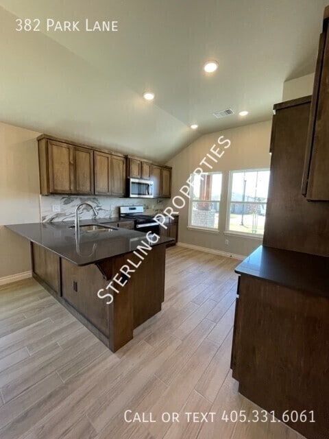 Building Photo - 382 Park Ln