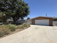 Building Photo - West Palmdale Pool Home!