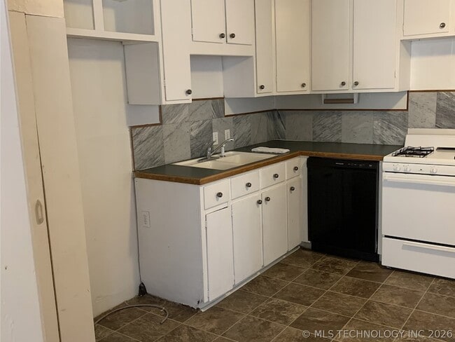 Building Photo - 220 S 70th E Ave