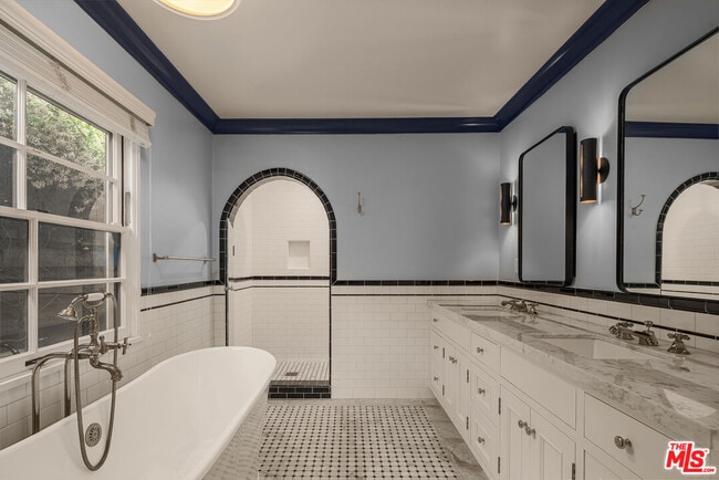 Building Photo - 381 Huntley Dr