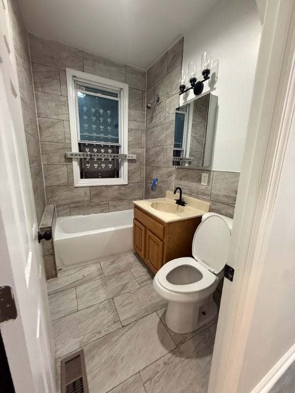 Building Photo - 727 S 10th St