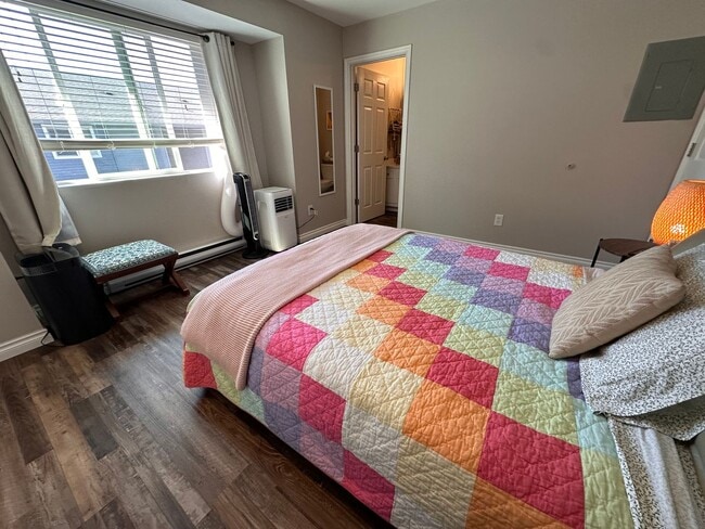 Building Photo - Quiet Kirkland Condo near Downtown Availab...