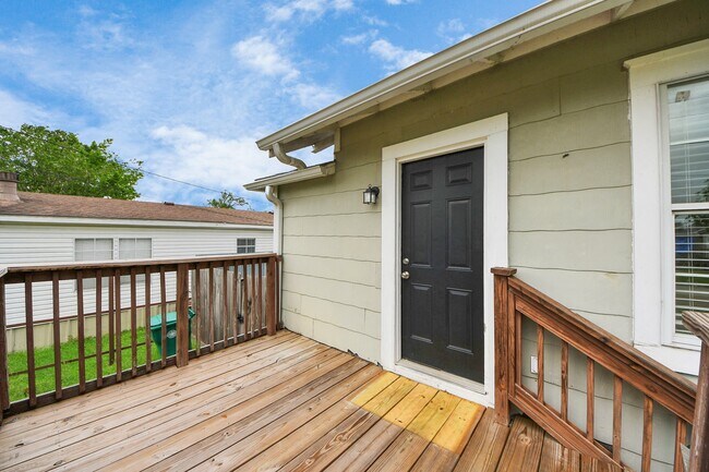 Building Photo - 201 W Pitts Ave