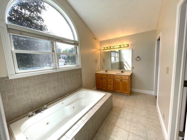 Building Photo - 1622 Stonevalley Ct