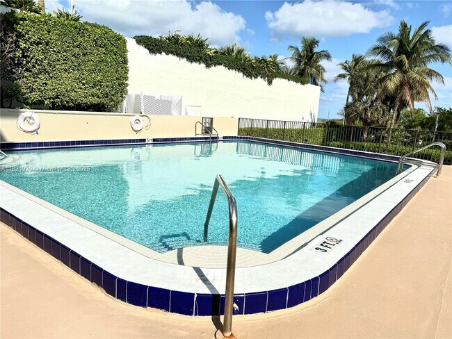 Building Photo - 1621 Collins Ave