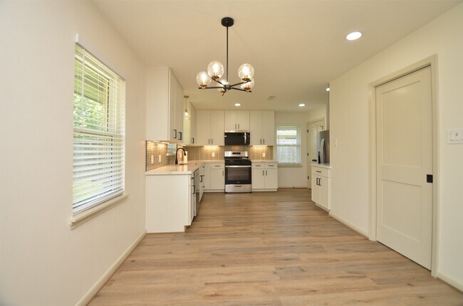 Building Photo - 9011 Theysen Dr