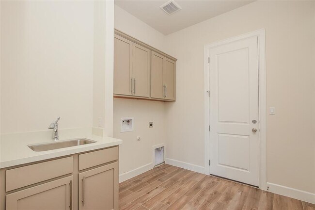 Building Photo - 607 Gunison Dr