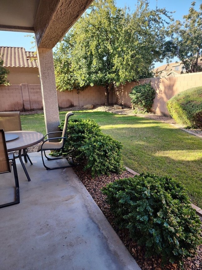 Building Photo - 3-Bedroom / 2-Bathroom Home with Attached ...