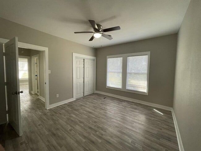 Building Photo - 3 bed, 1 bath with lots of updates! New fl...