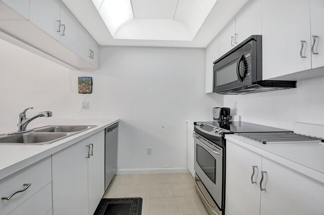 Building Photo - 621 Waterside Dr